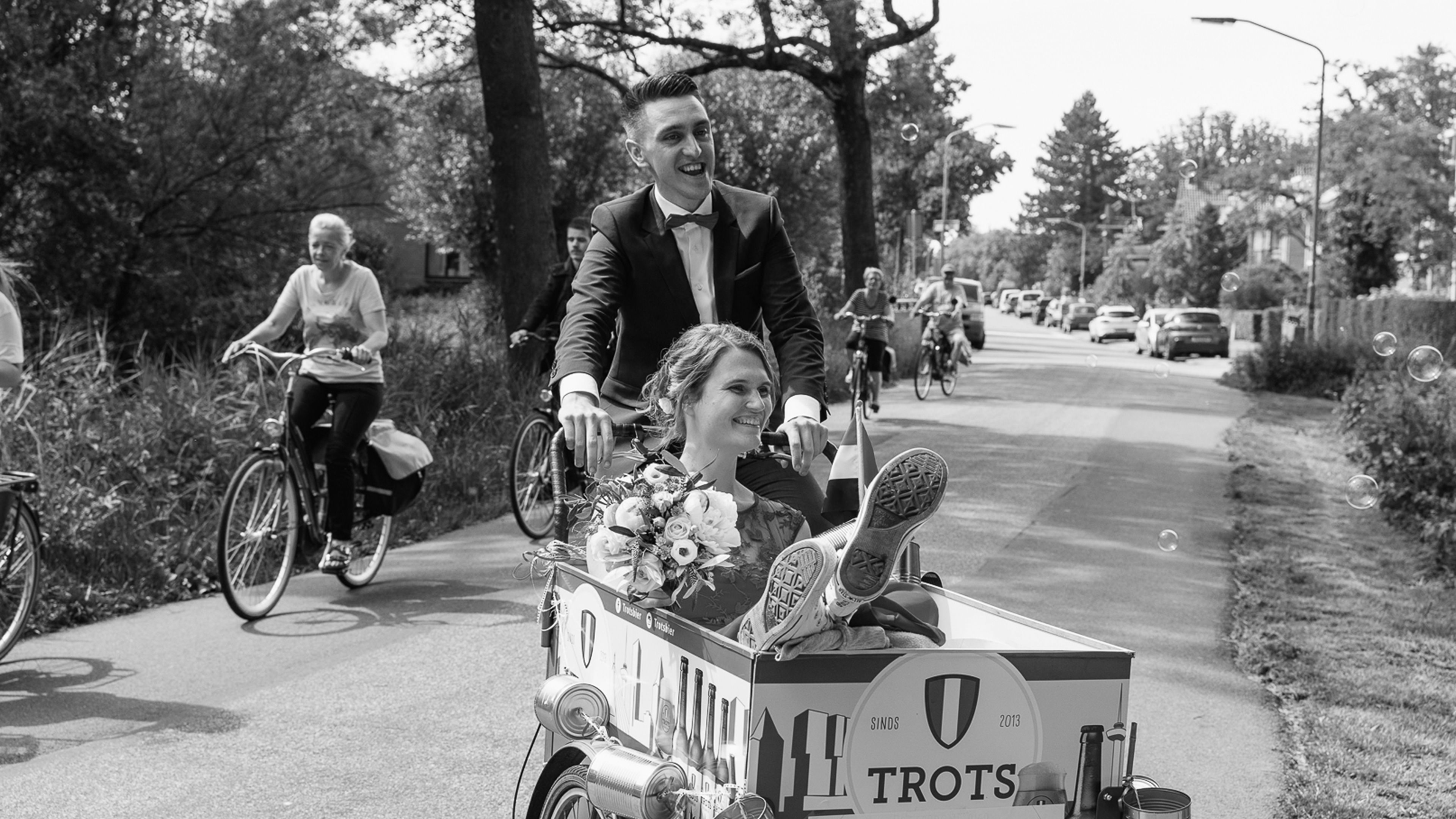 Marijke en Sander arriveren bij hun bruiloft met de bakfiets