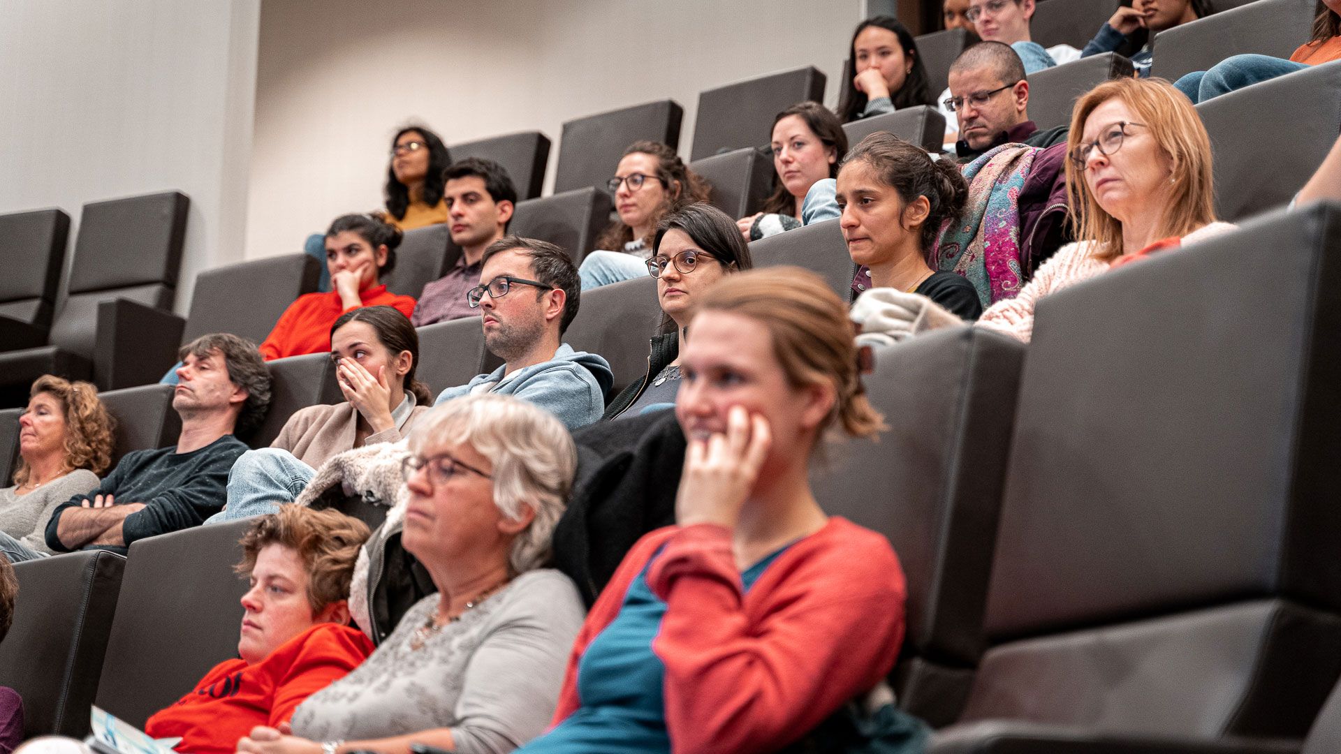 Het publiek tijdens een lekenpraatje
