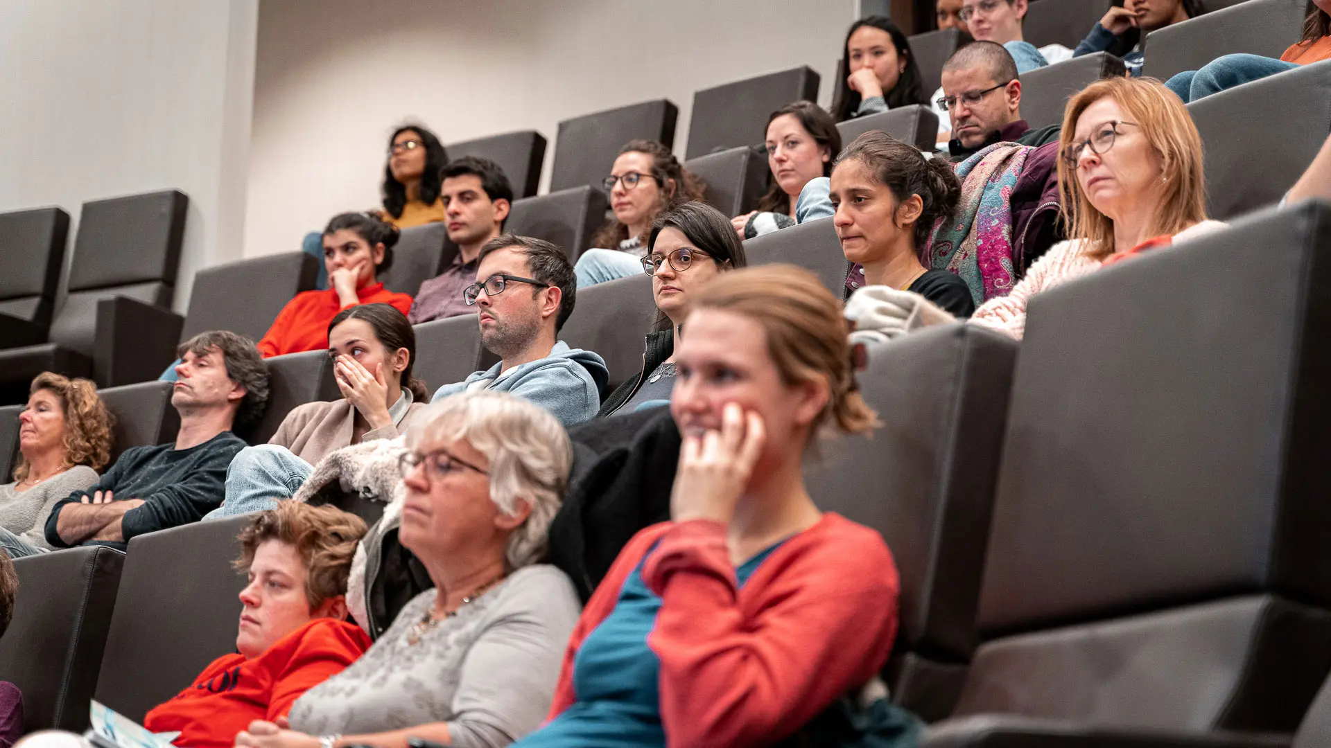 Het publiek tijdens een lekenpraatje