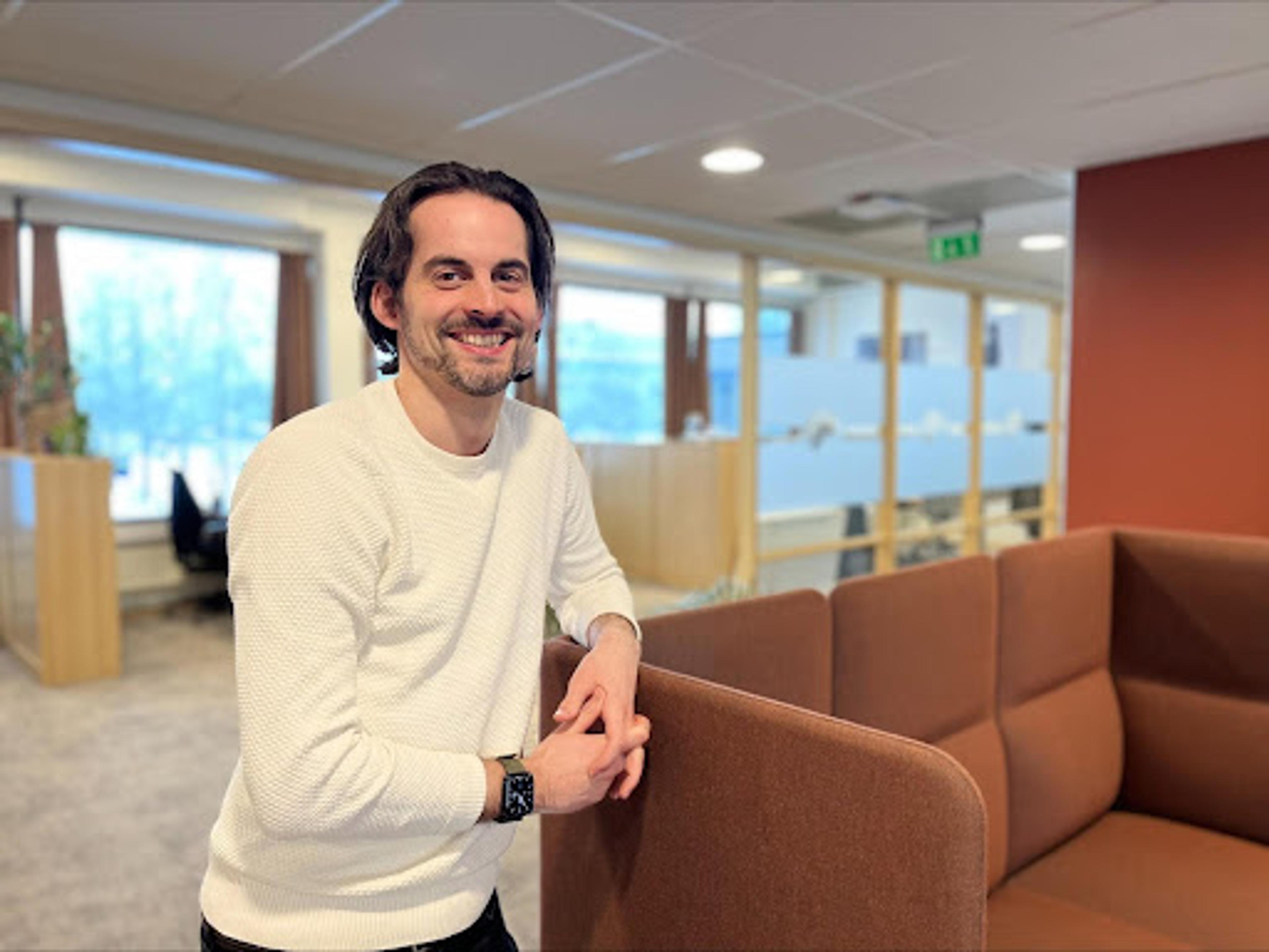 Glad i AI: Så glad blir Henrik Valstad, produkt- og teknologidirektør i Norsk Rikstoto, når han tenker på alle praktiske muligheter AI gir av prototyping, testing, kvalitetssikring og nye idéer. Foto: Privat