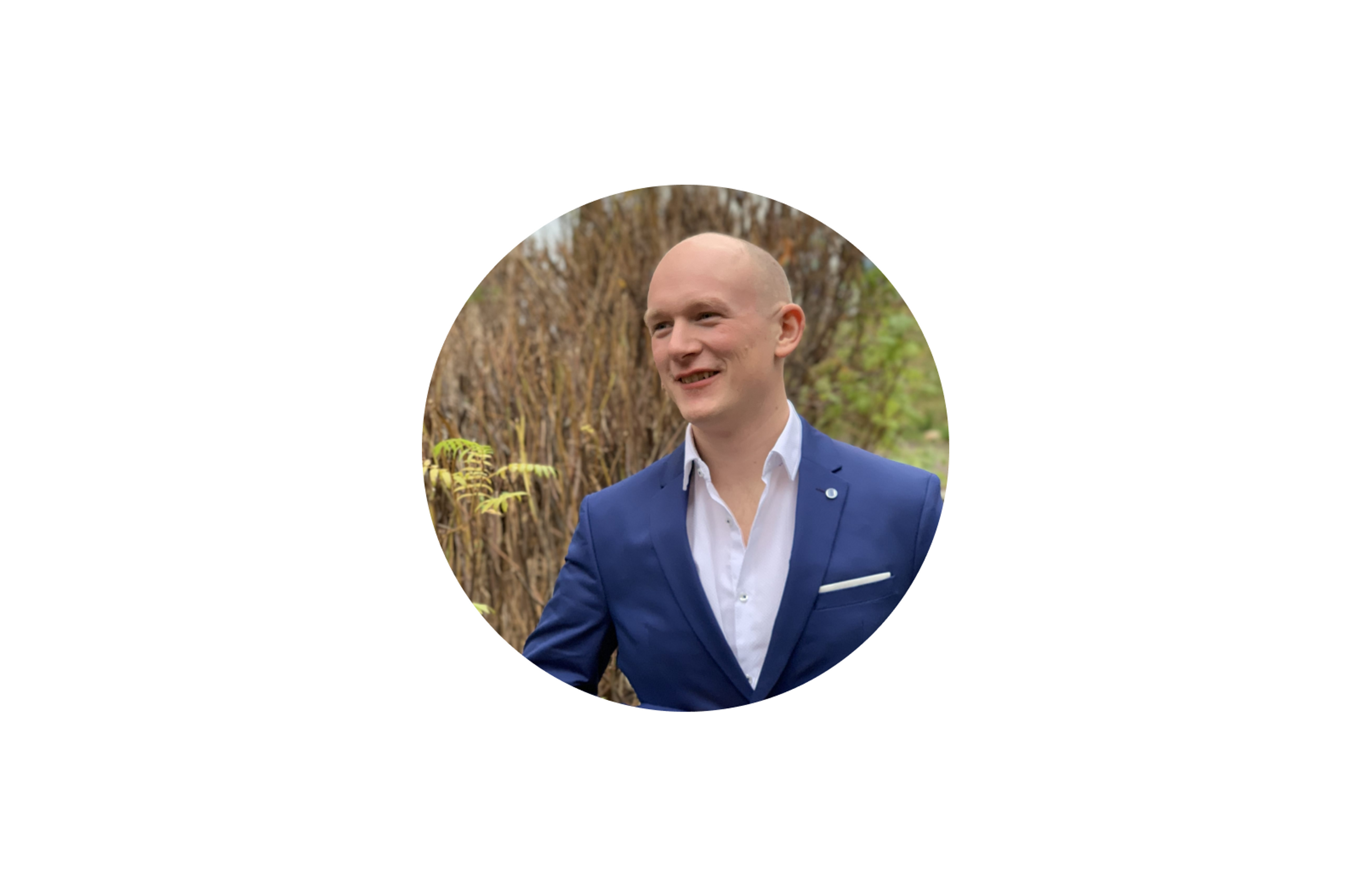 Mann i dress som smiler, foto