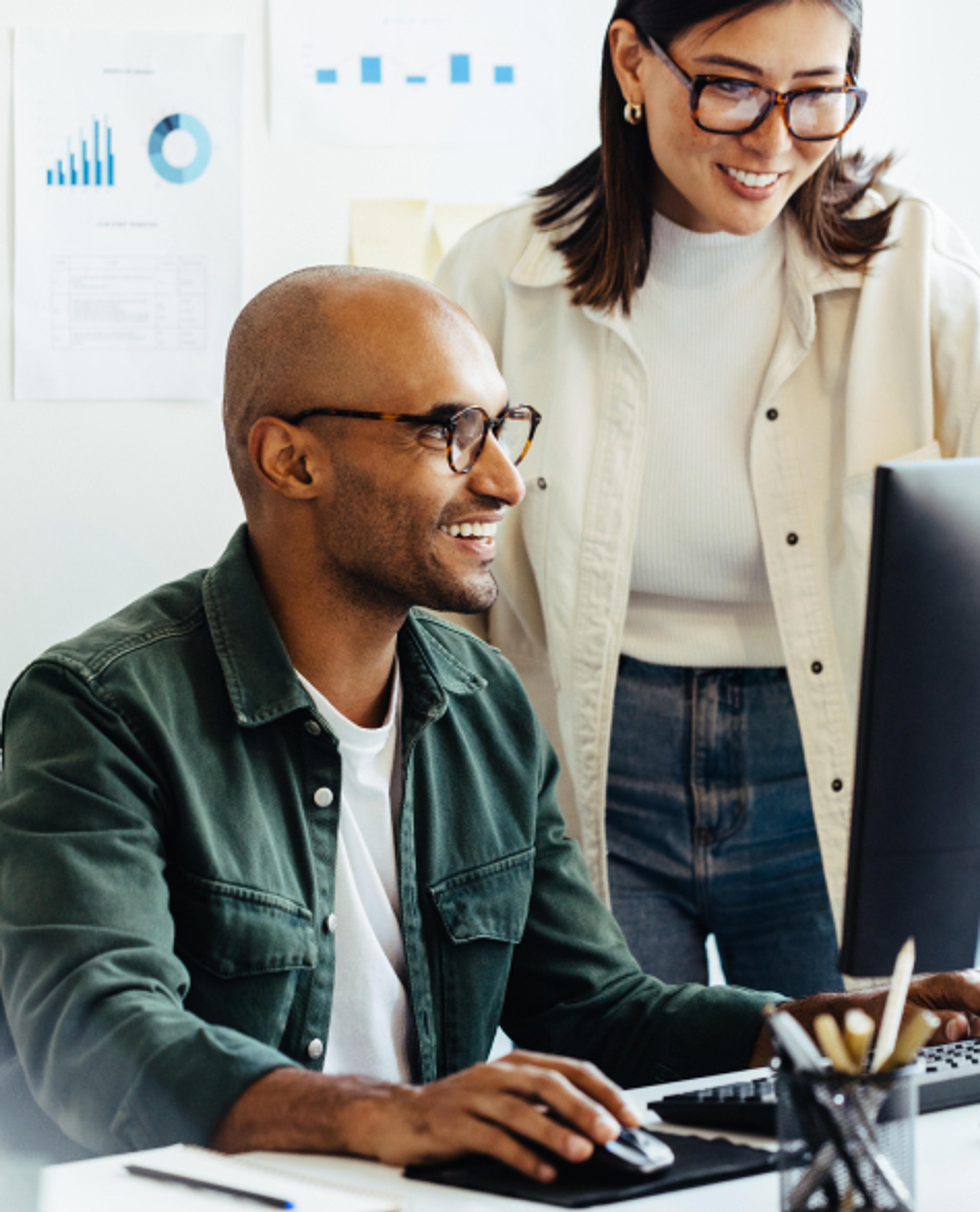 Gjennomsiktige og grønne kuler foran rosa bakgrunn.