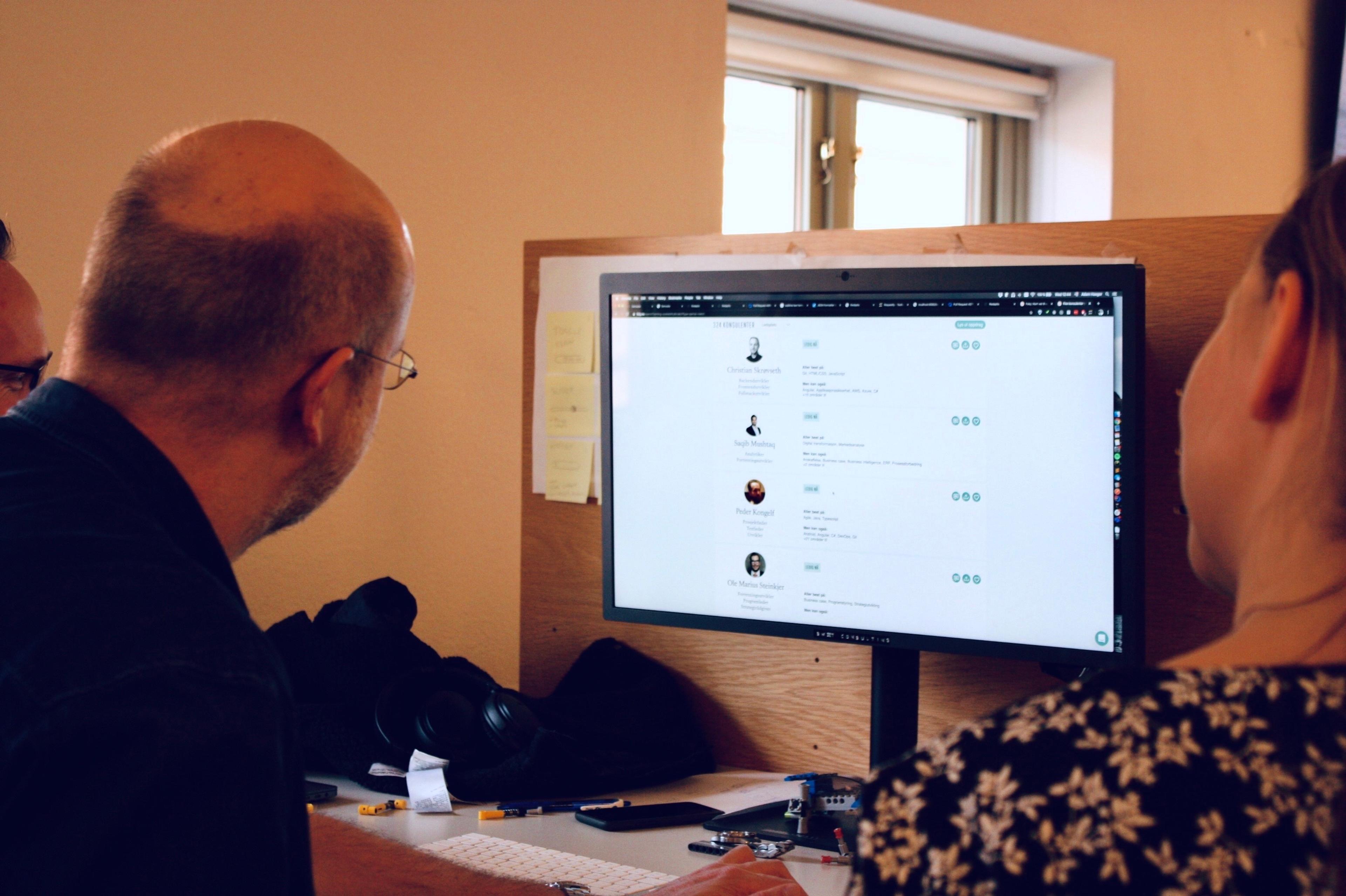 Peder og kollegaene studerer det brede utvalget av konsulentprofiler de har tilgang til på Folqplattformen