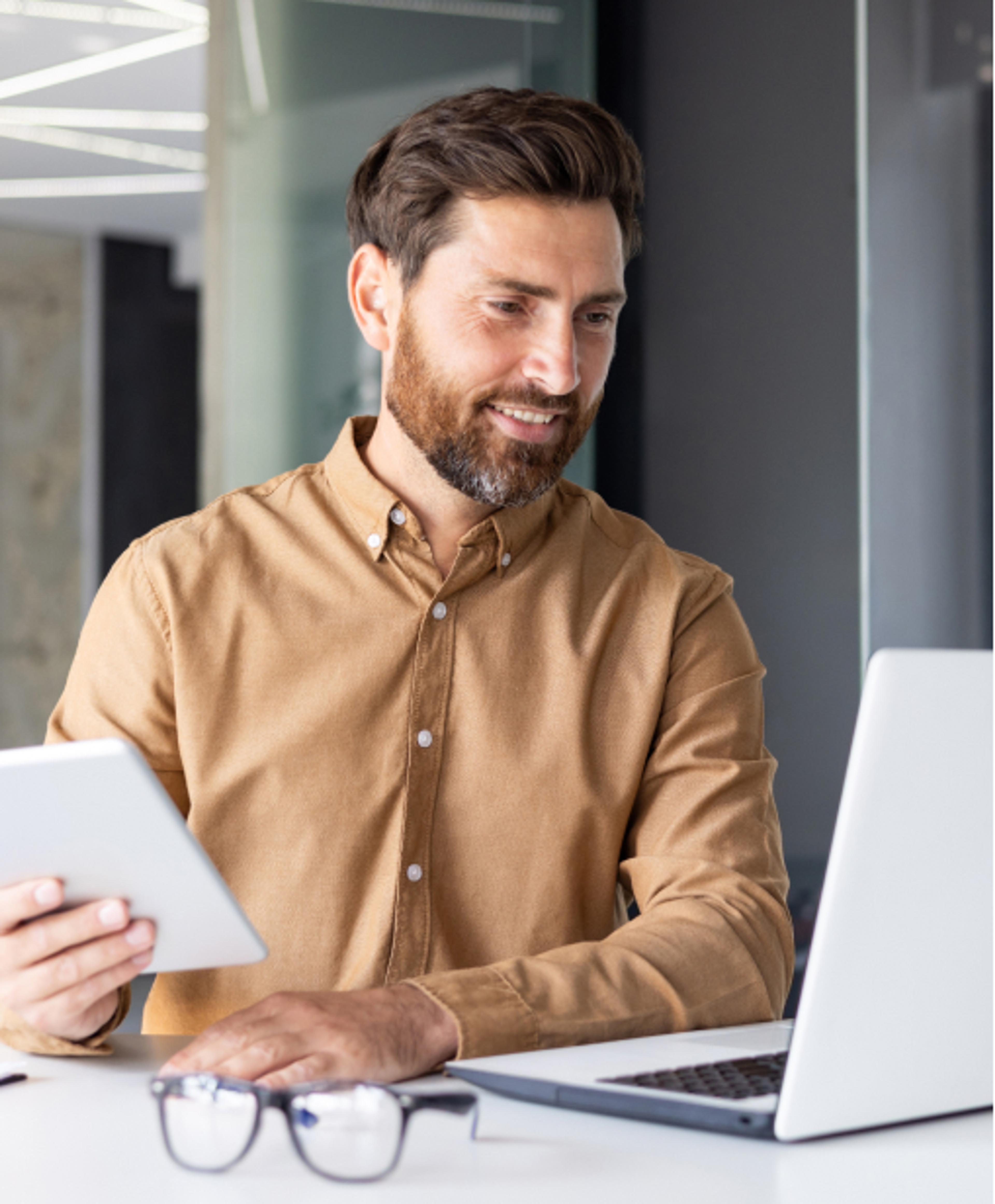 Torsobyste foran en rosa vegg, under en grønn bue.