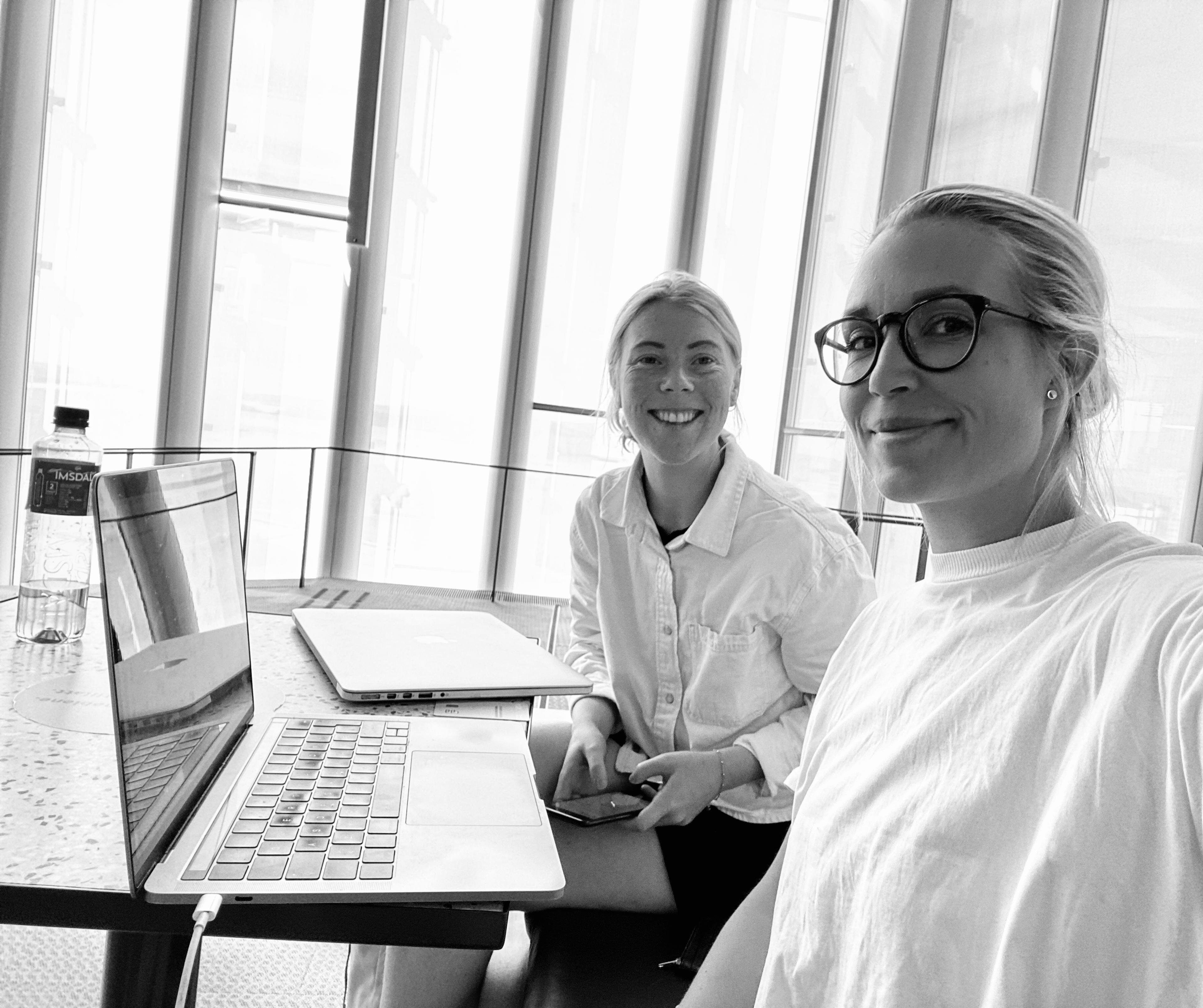 Designerne Caroline og Line verdsetter å kunne styre egen arbeidsdag og hvor de jobber fra