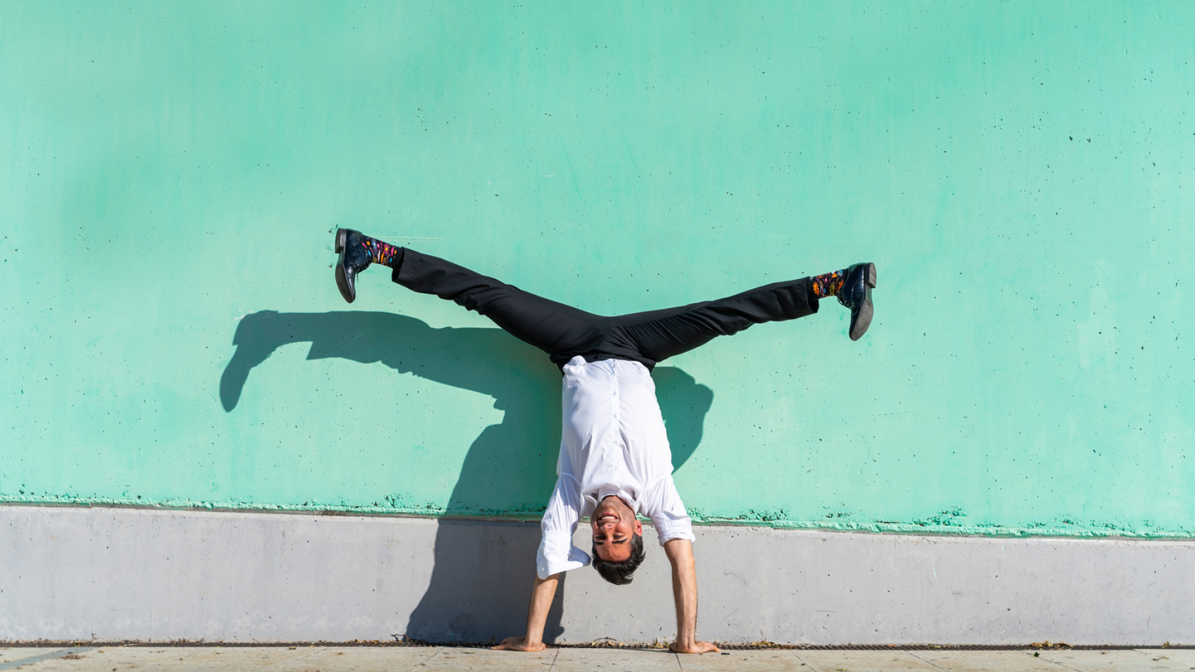 Fornøyd kar som sikkert har en fleksibel arbeidshverdag på sine premisser.