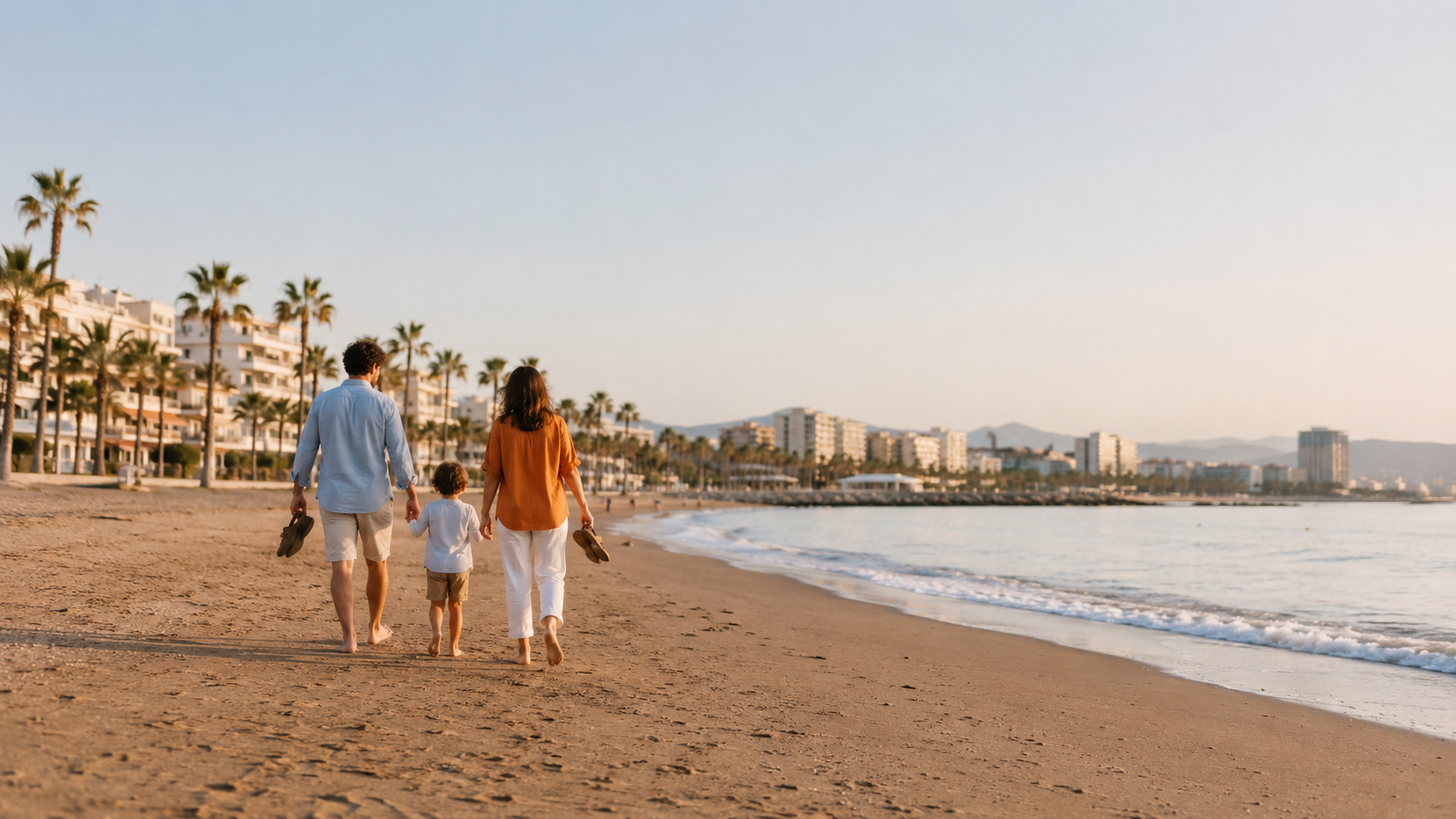 familia caminado en una playa en el sur de España