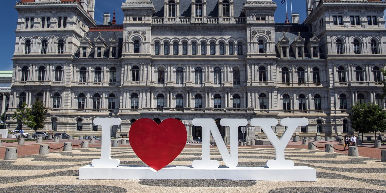 An 'I love NY' sculpture in front of a large neoclassical government building