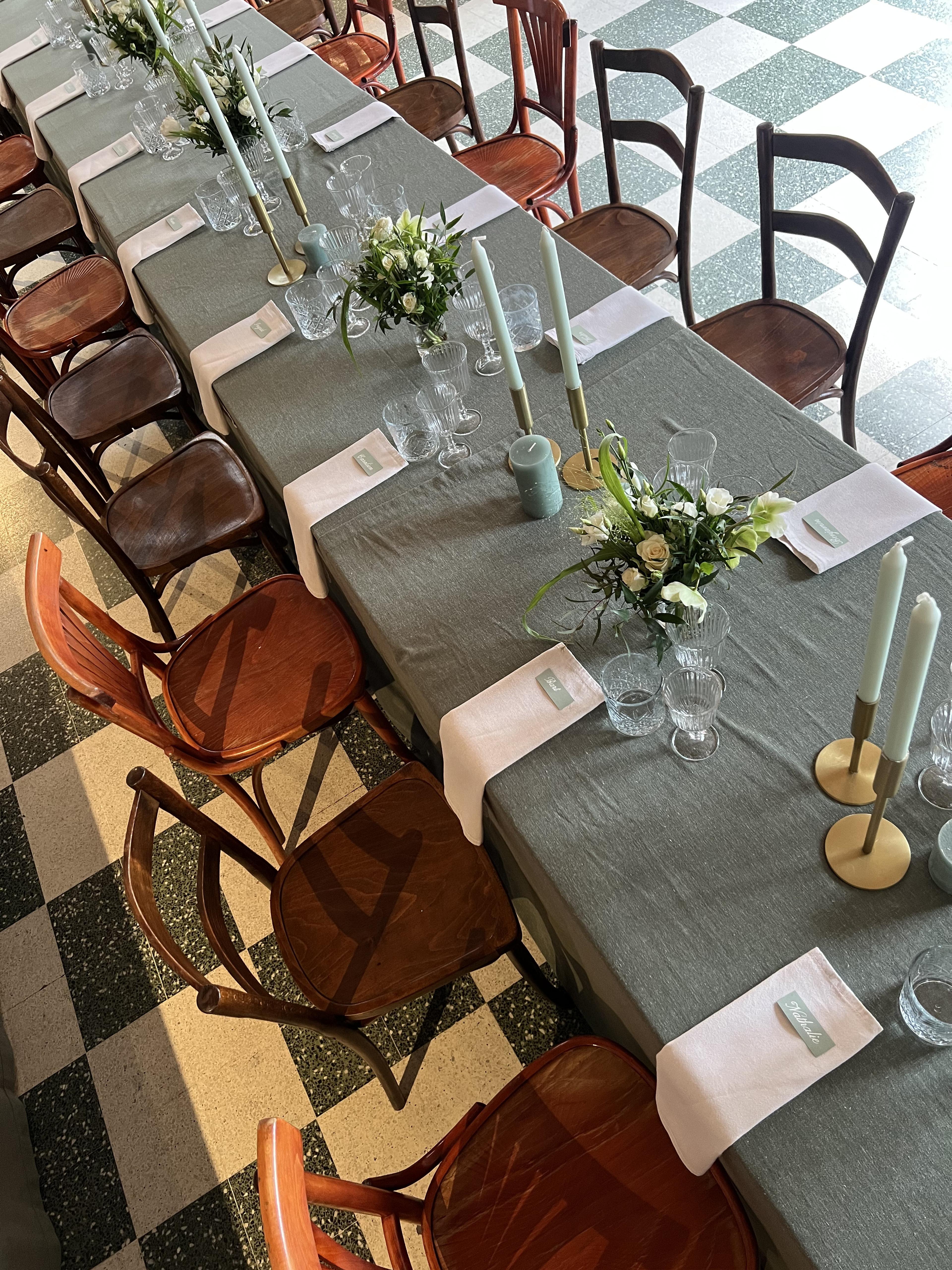 Romantische opstelling onder een handgemaakte hemel met bloemen