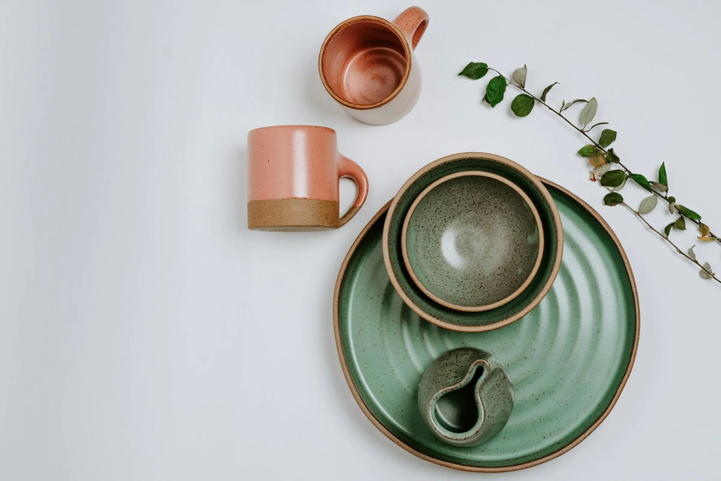 ręcznie robione przedmioty ceramiczna, ręczna ceramika. Estetycznie ułożone naczynia kuchenne
