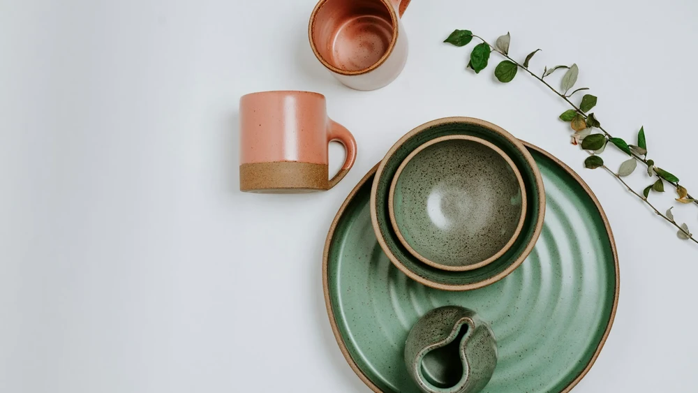ręcznie robione przedmioty ceramiczna, ręczna ceramika. Estetycznie ułożone naczynia kuchenne