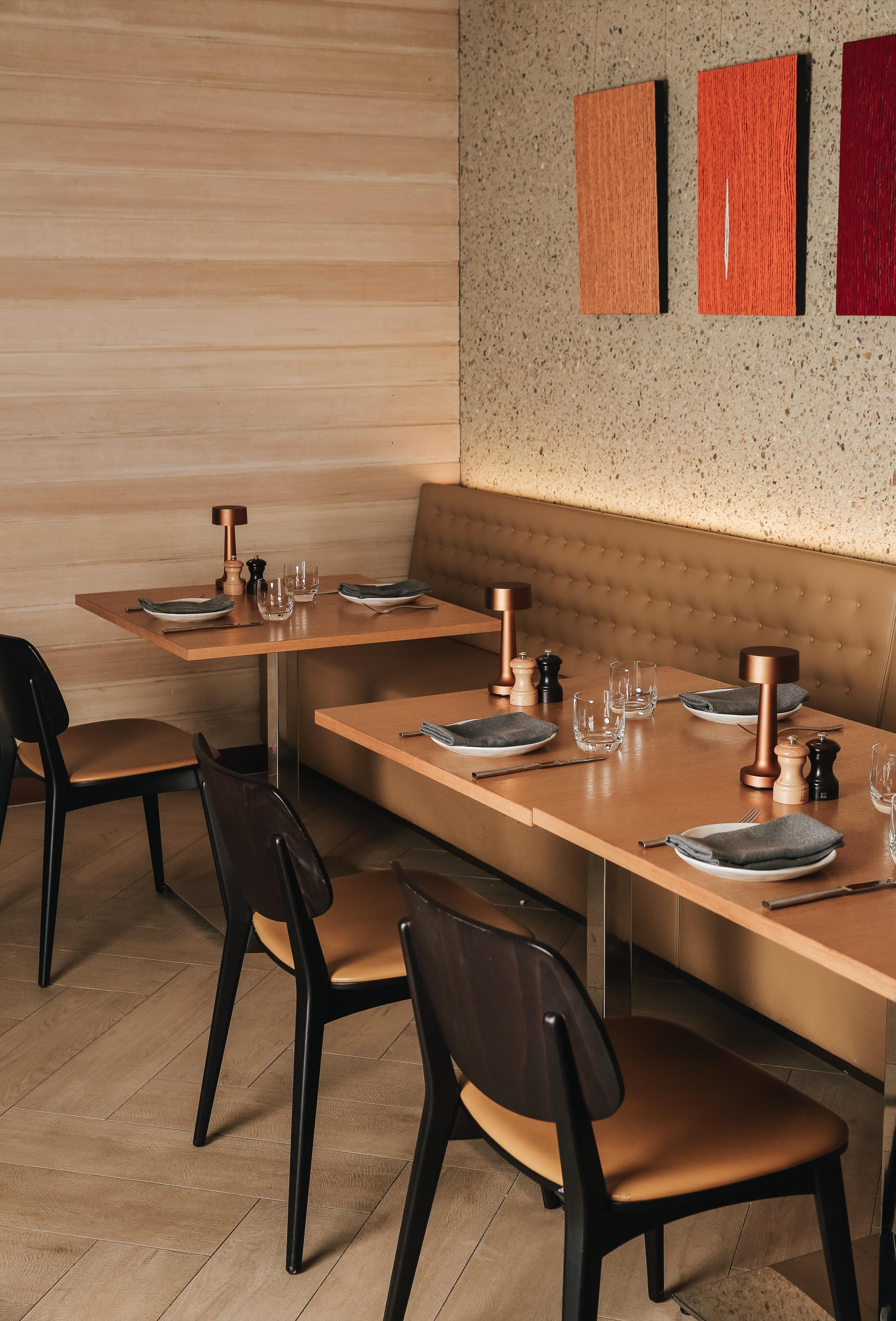 Restaurant-Terrasse mit NEOZ Tischleuchten im Abendbetrieb