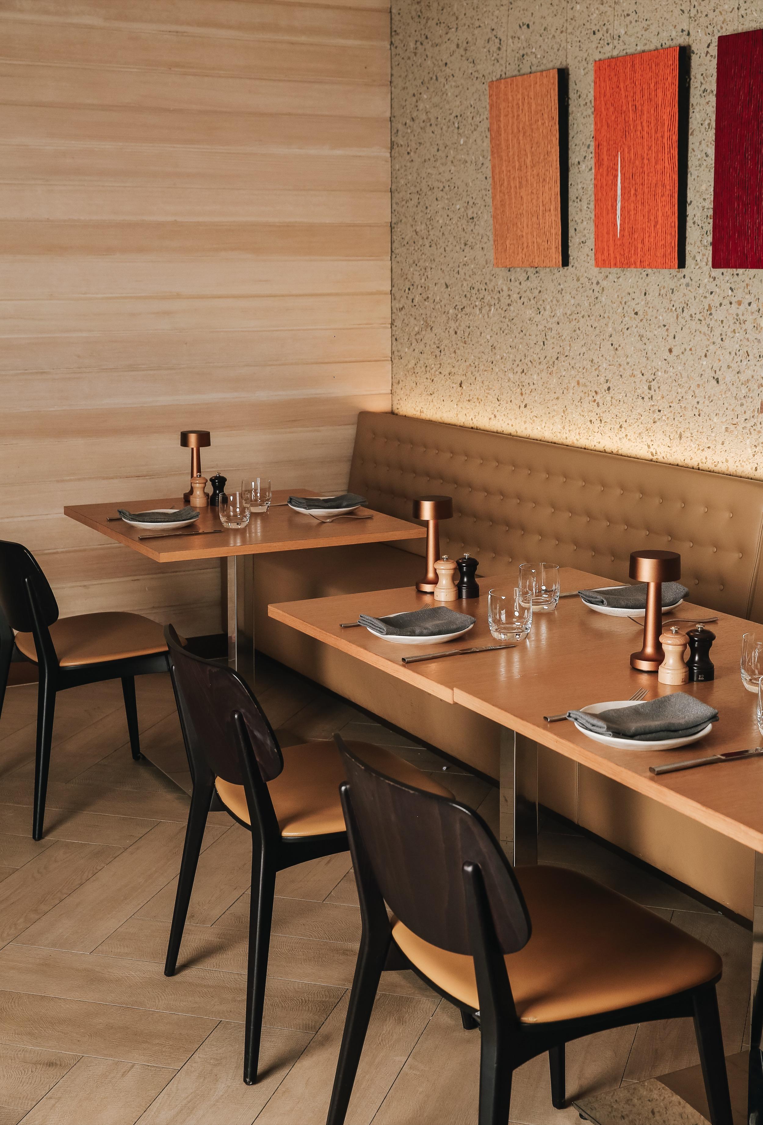 Restaurant-Terrasse mit NEOZ Tischleuchten im Abendbetrieb