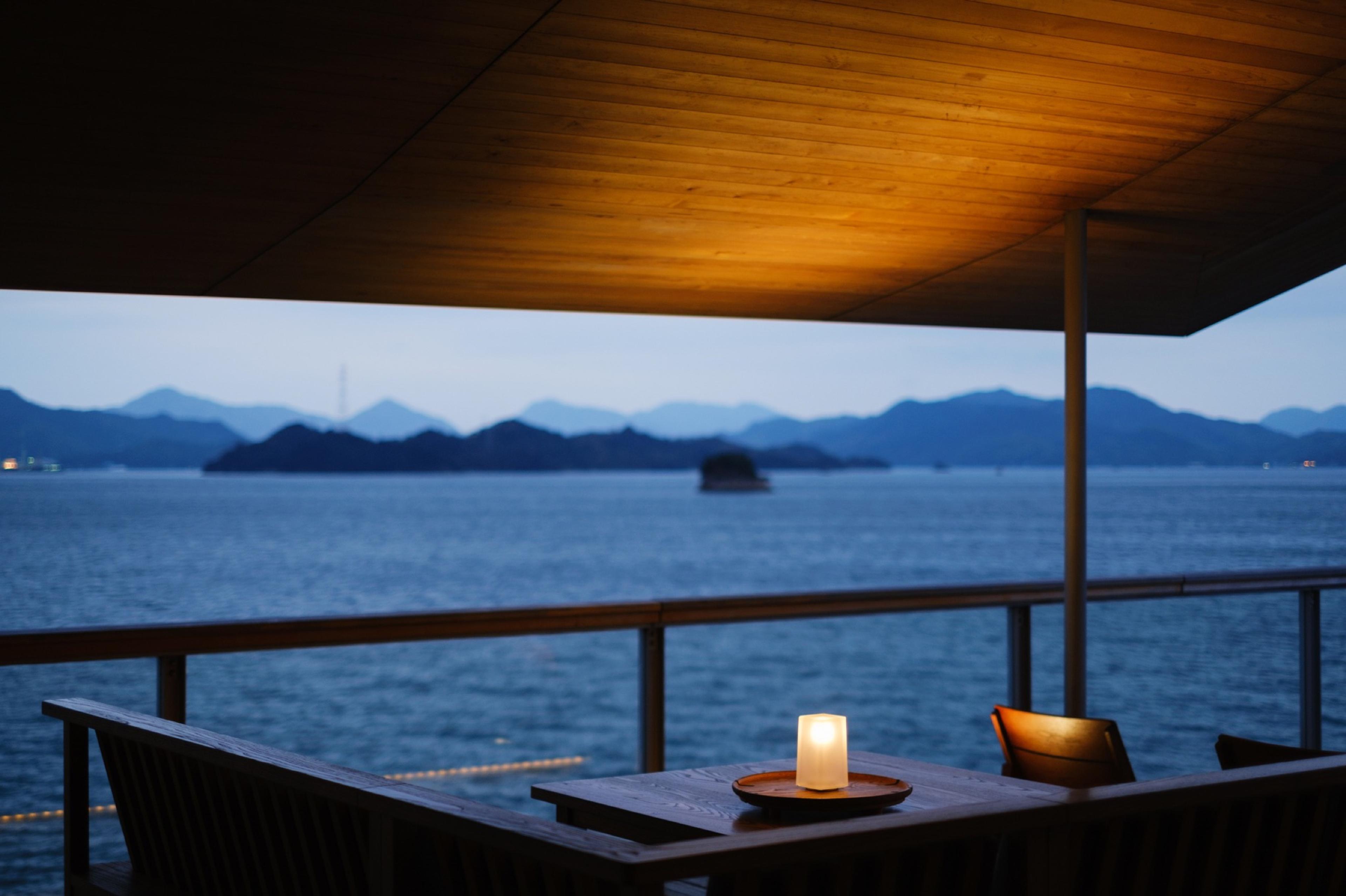 NEOZ Cooee auf dem Kreuzfahrtschiff Guntu – kabelloses Licht auf dem Seto-Binnenmeer bei Dämmerung