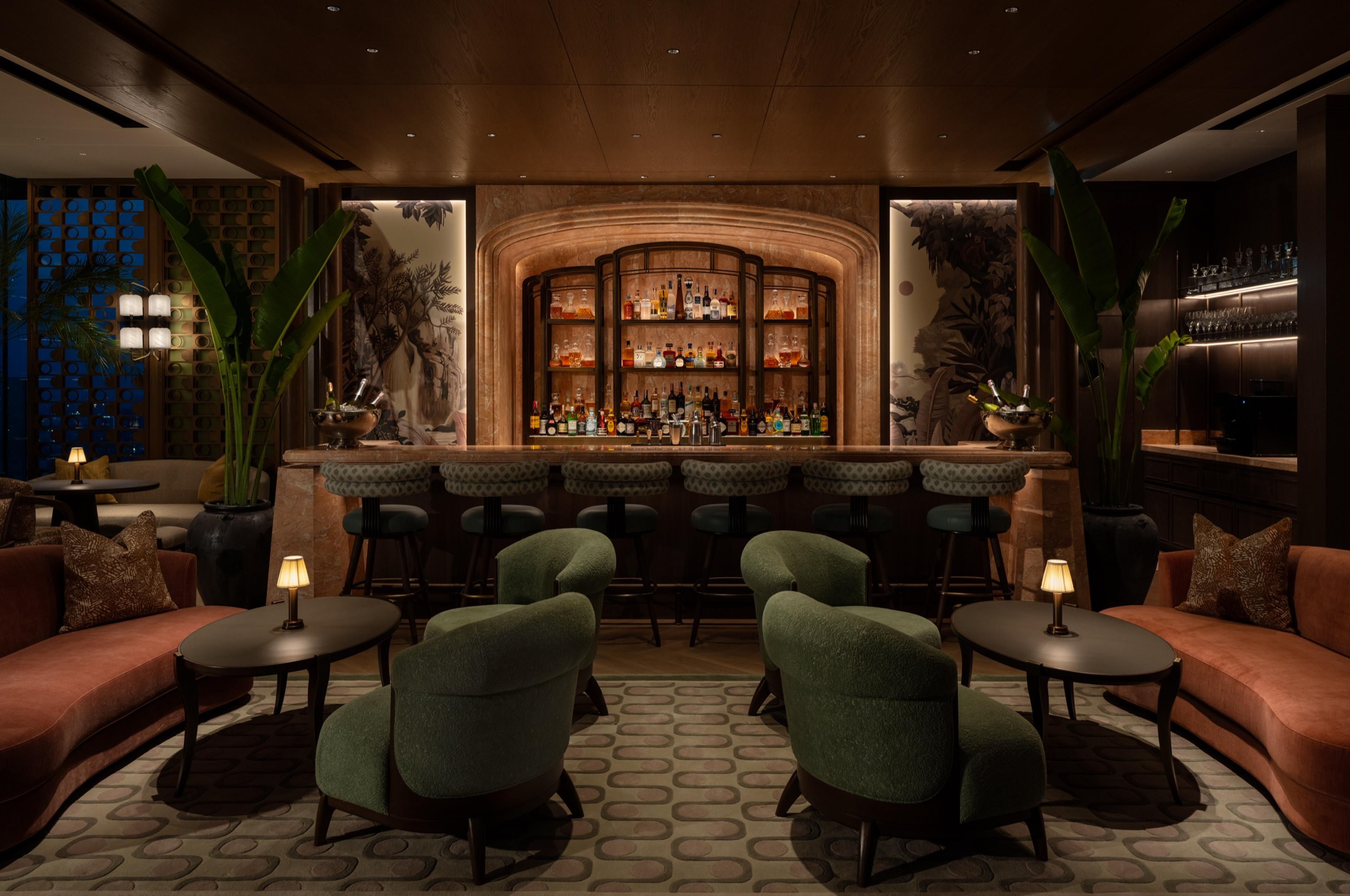 NEOZ Victoria Akkuleuchte in einer eleganten Hotel-Lobby