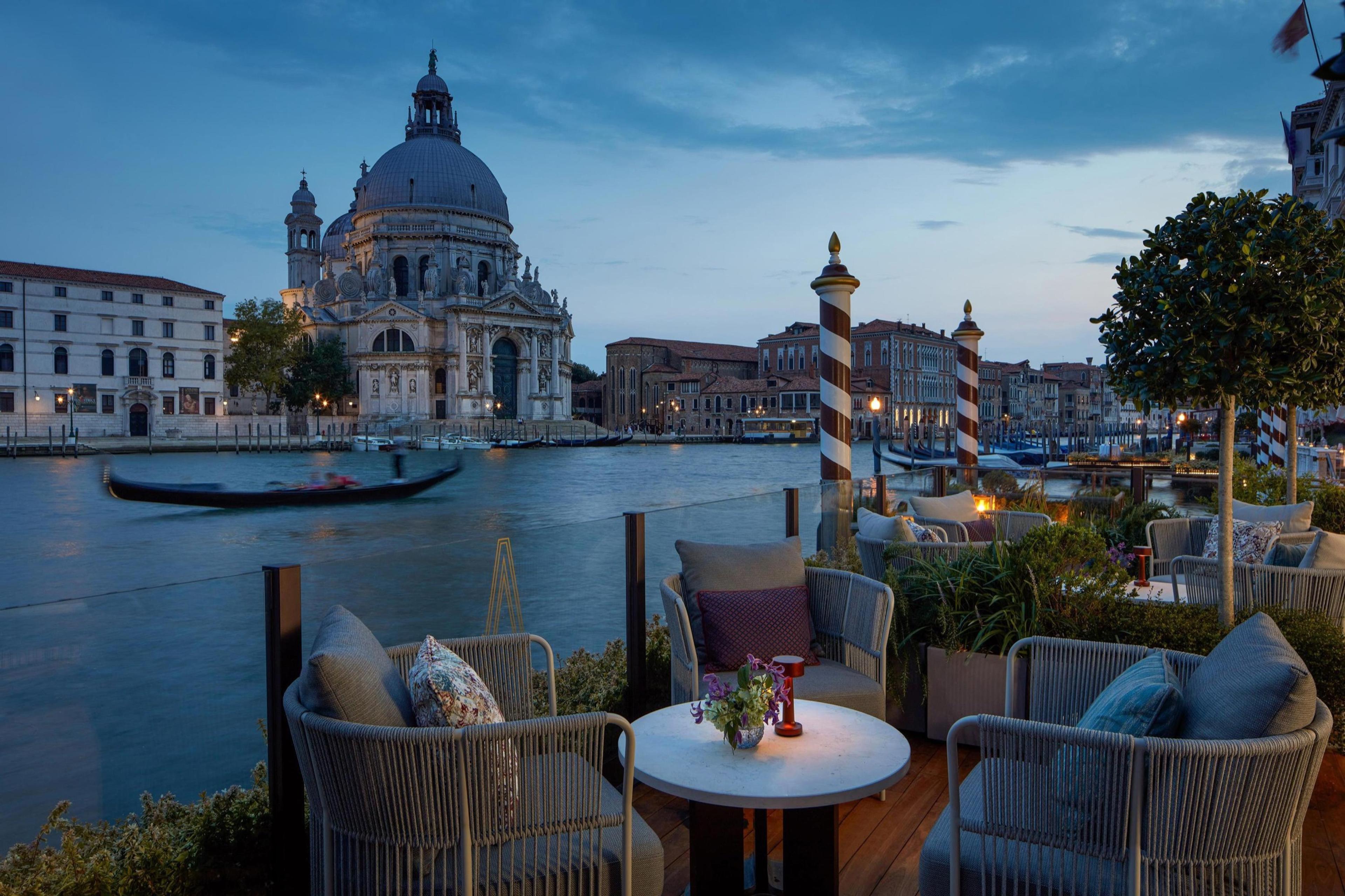 NEOZ Leuchten auf der Terrasse des St. Regis Venice – kabelloses Licht am Canal Grande