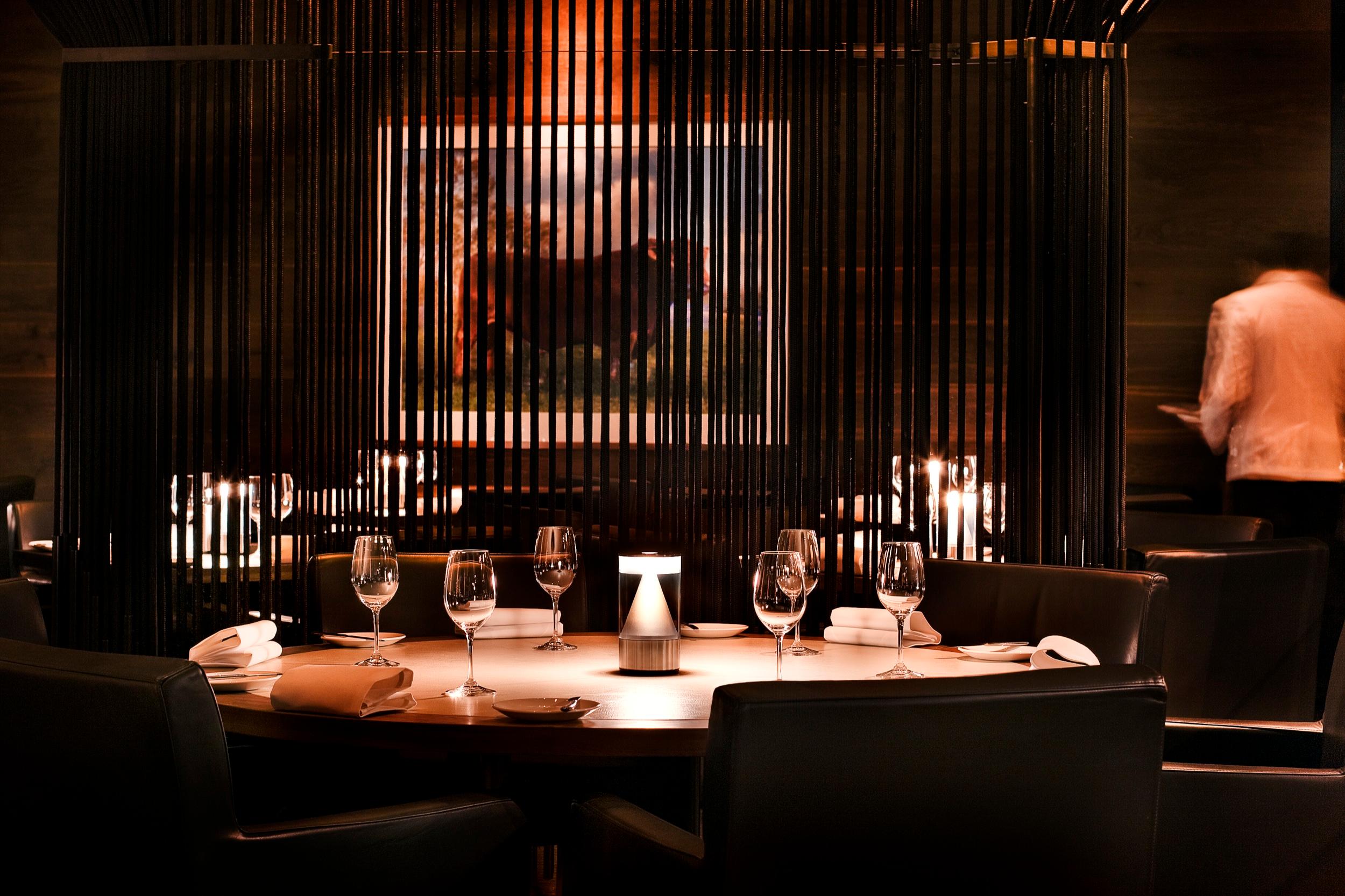 NEOZ Leuchten im Rockpool Bar & Grill Melbourne – gehobene Gastronomie mit kabellosem Licht