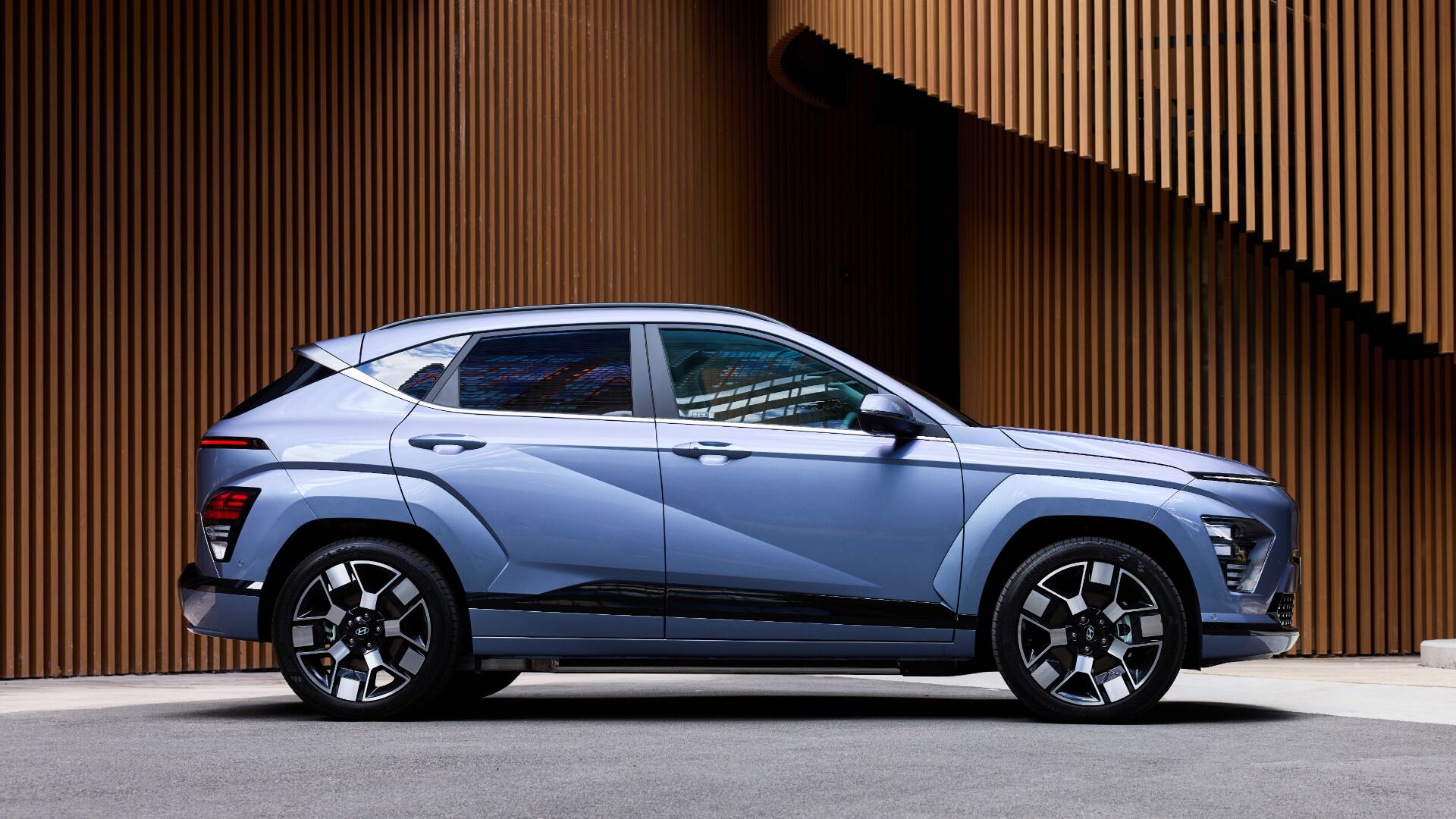 Hyundai Kona in side view parked modern building background