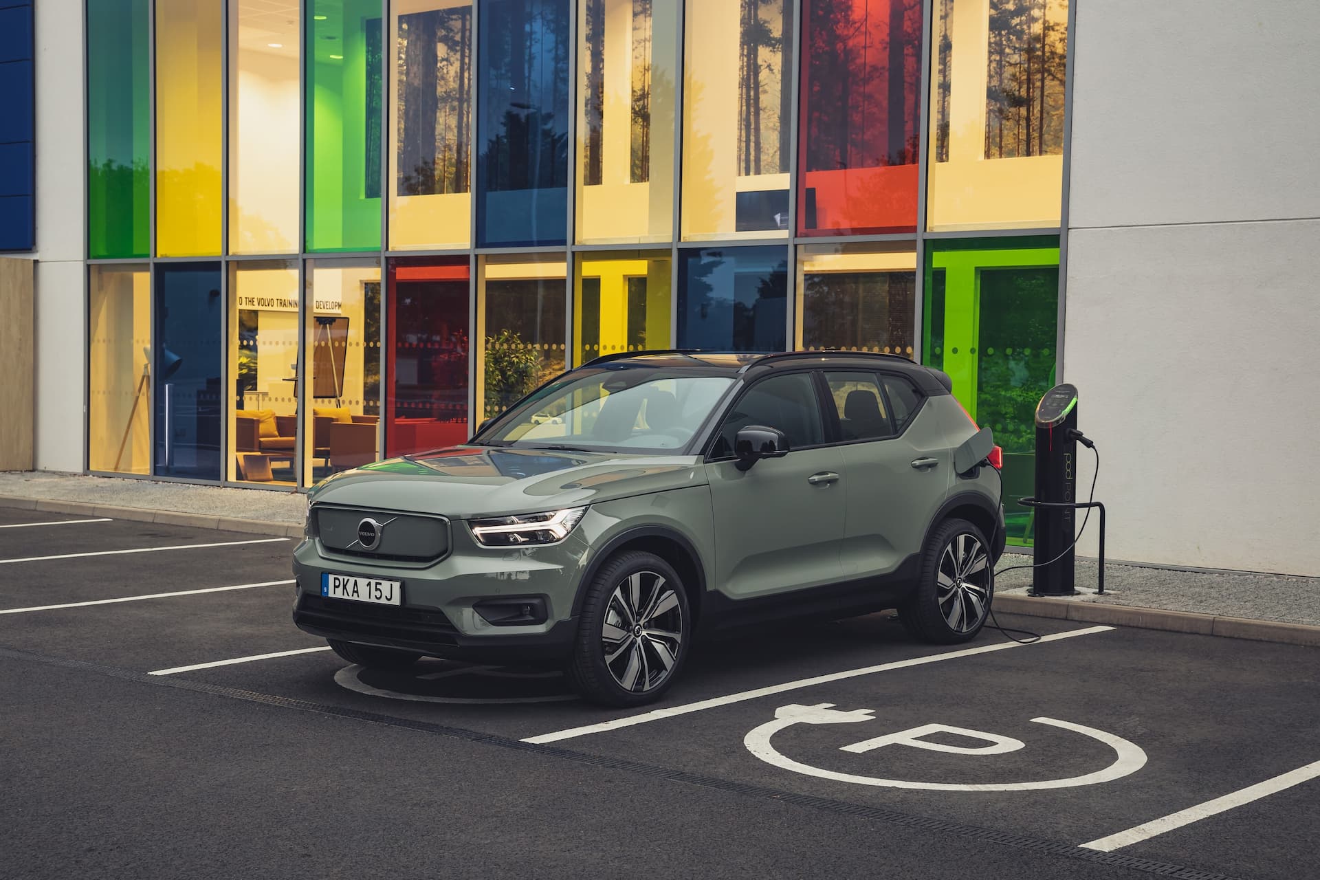 Green Volvo XC40 Recharge charging in city