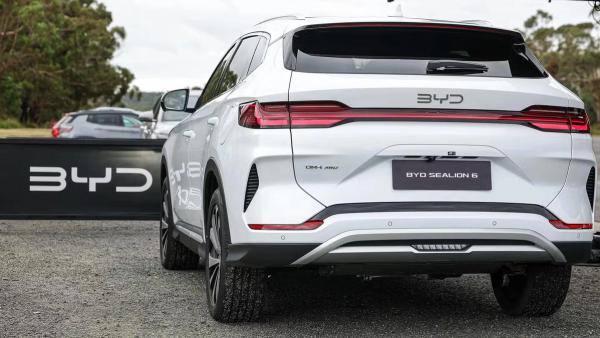 BYD Sealion 6 plug-in hybrid SUV