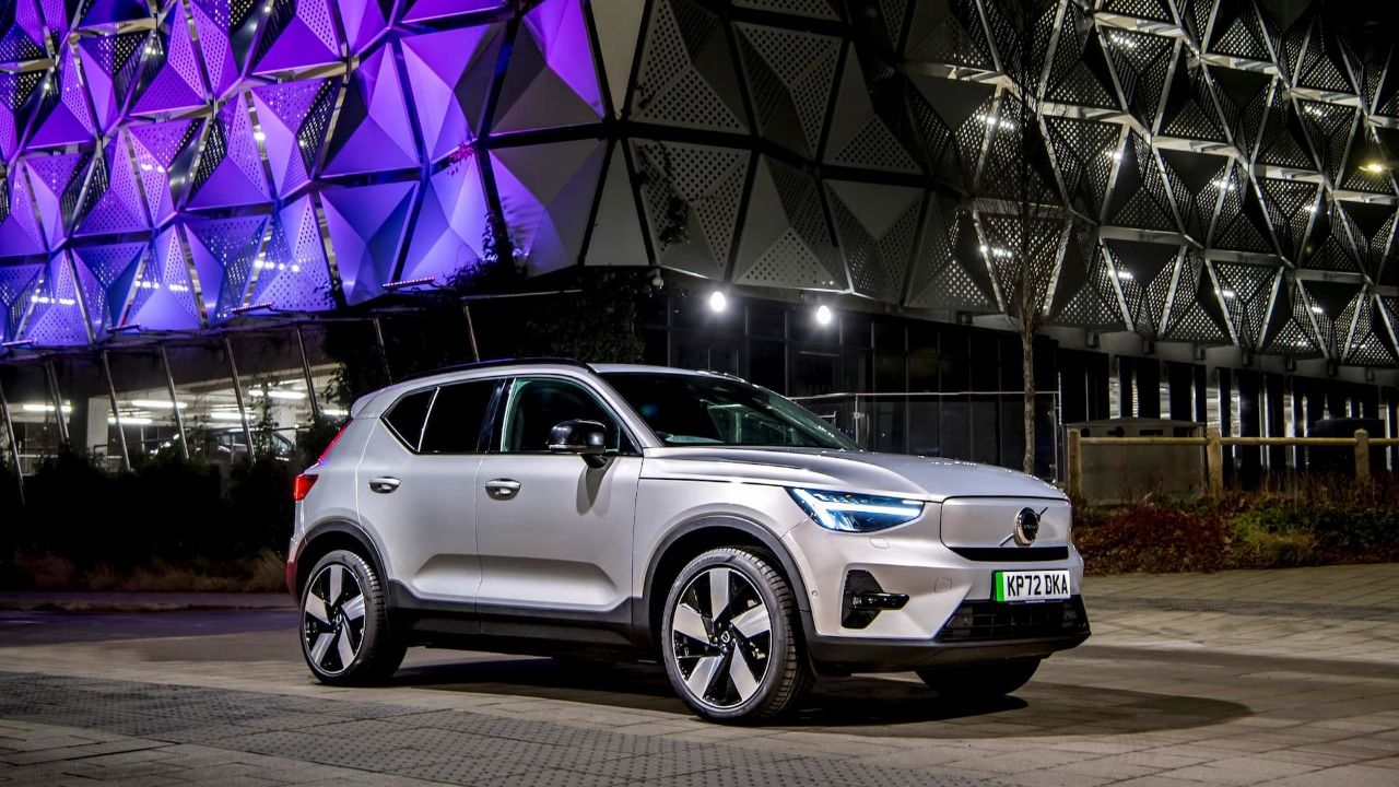 Volvo XC40 Recharge in front of purple building at night front view