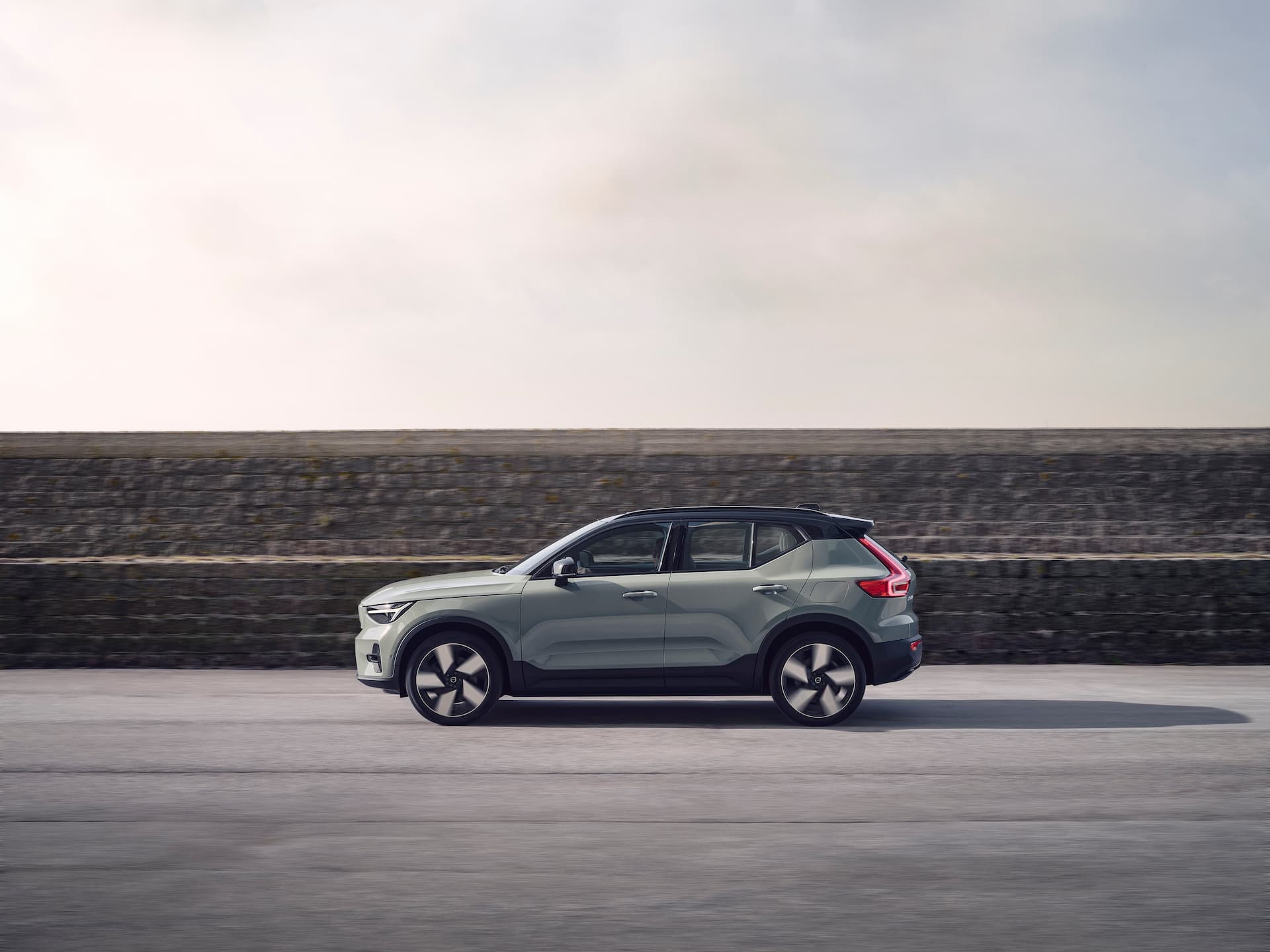 Volvo XC40 Recharge Twin Pure Electric (2022) price and specifications - EV  Database