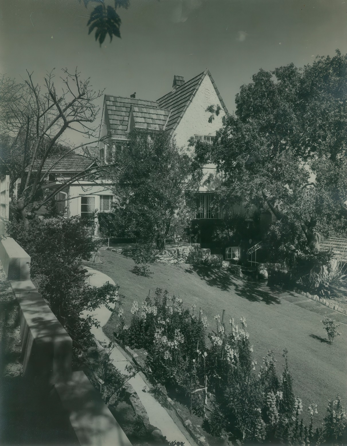 Limrodae 2 was completed in 1935 on a hilltop in Clayfield; its steeply pitched roof and multiple storeys attracted media attention and became a compelling marketing tool as the burgeoning Bligh Jessup firm took shape.