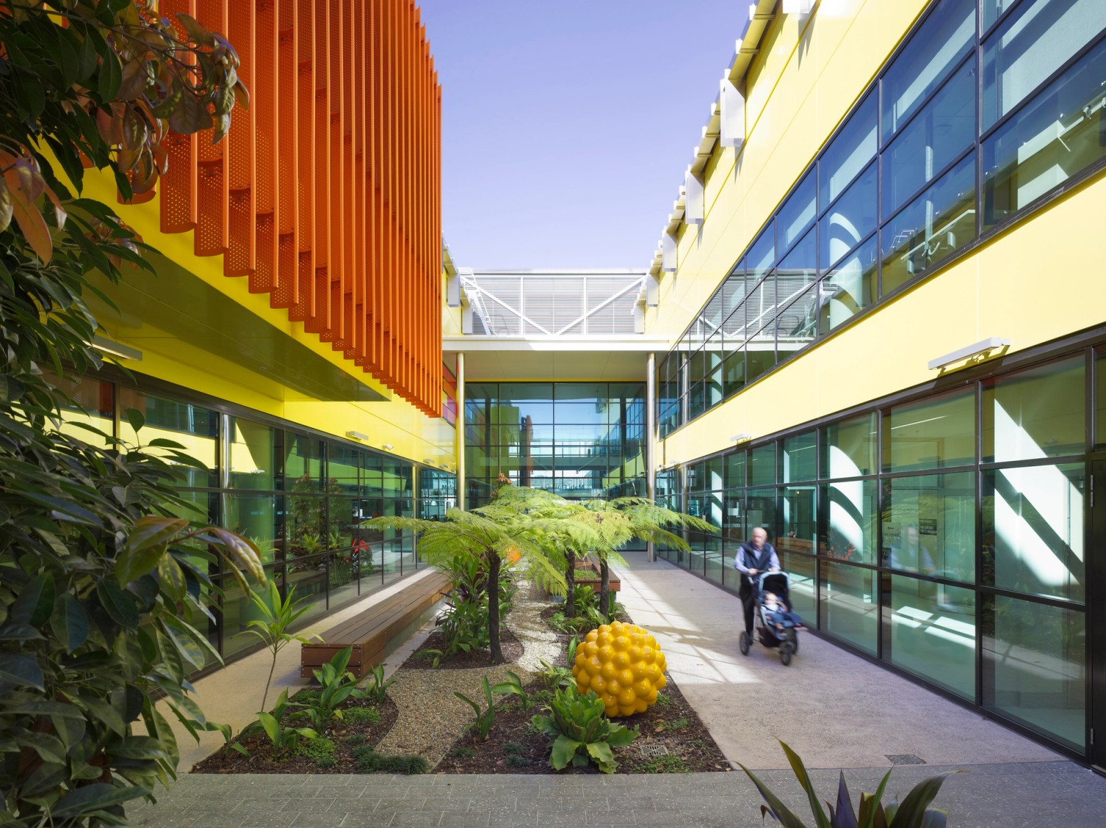Robina Hospital showcases evidence-based design through clear planning, light, colour and landscaping.
