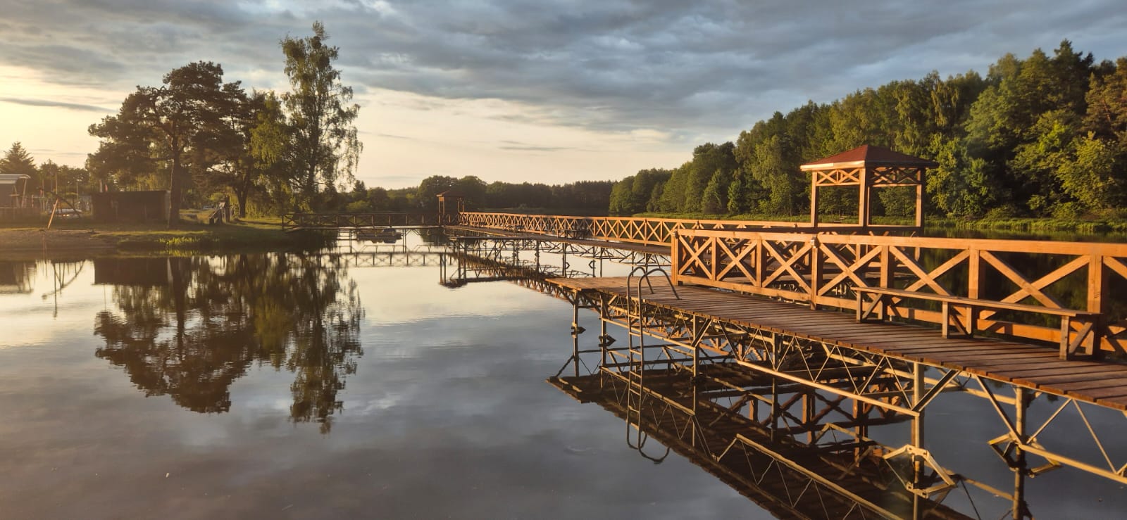 Dlaczego w naszych stawach się nie kąpiemy? (I gdzie pojechać, żeby popływać)
