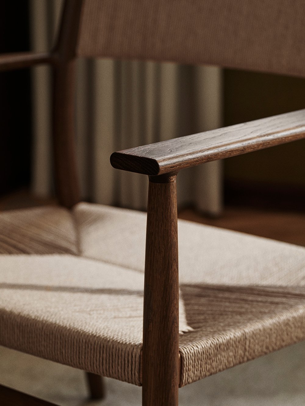 Arv Lounge Chair detail armrest - Photo Michael Rygaard.jpg