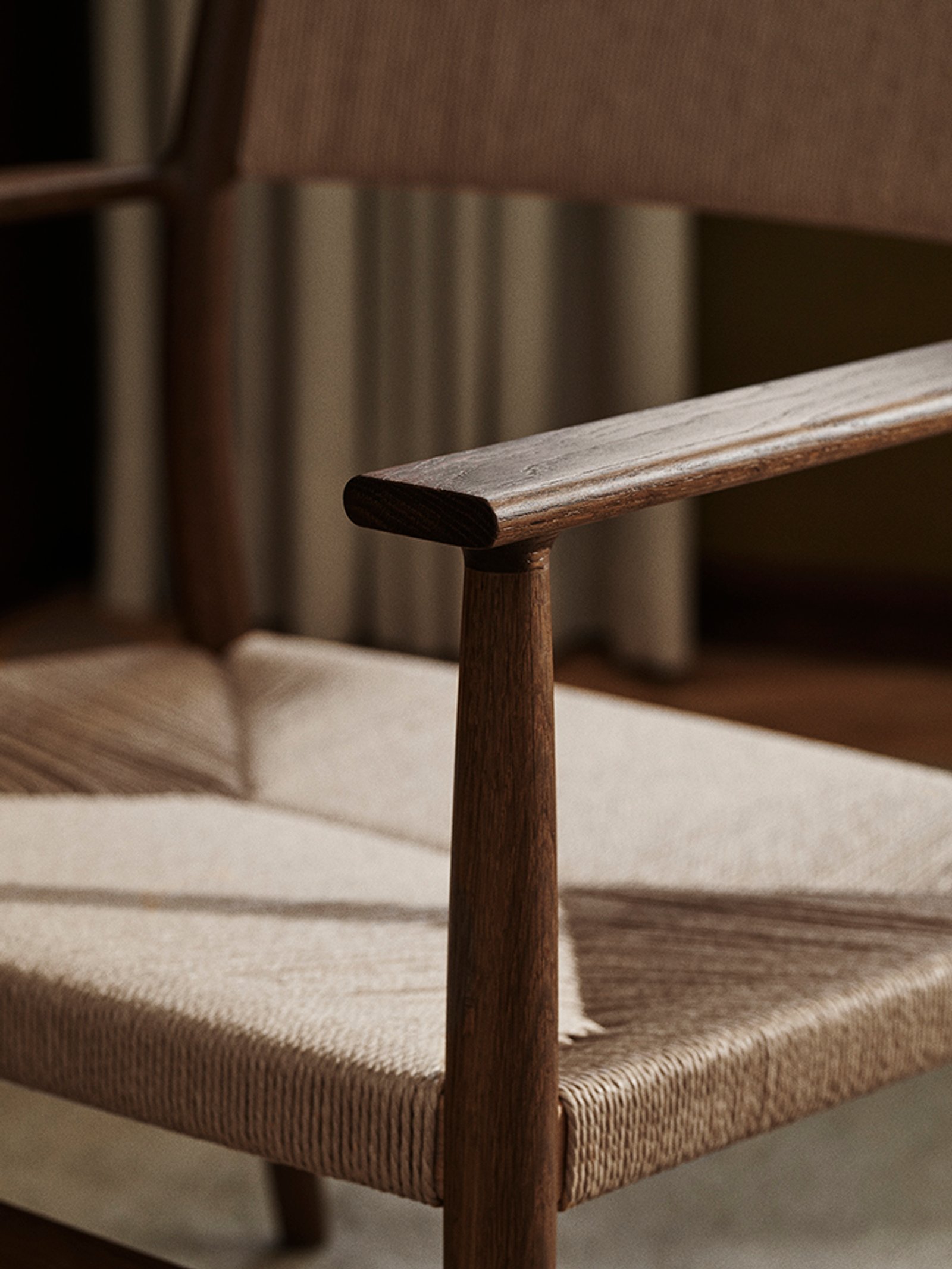 Arv Lounge Chair detail armrest - Photo Michael Rygaard.jpg