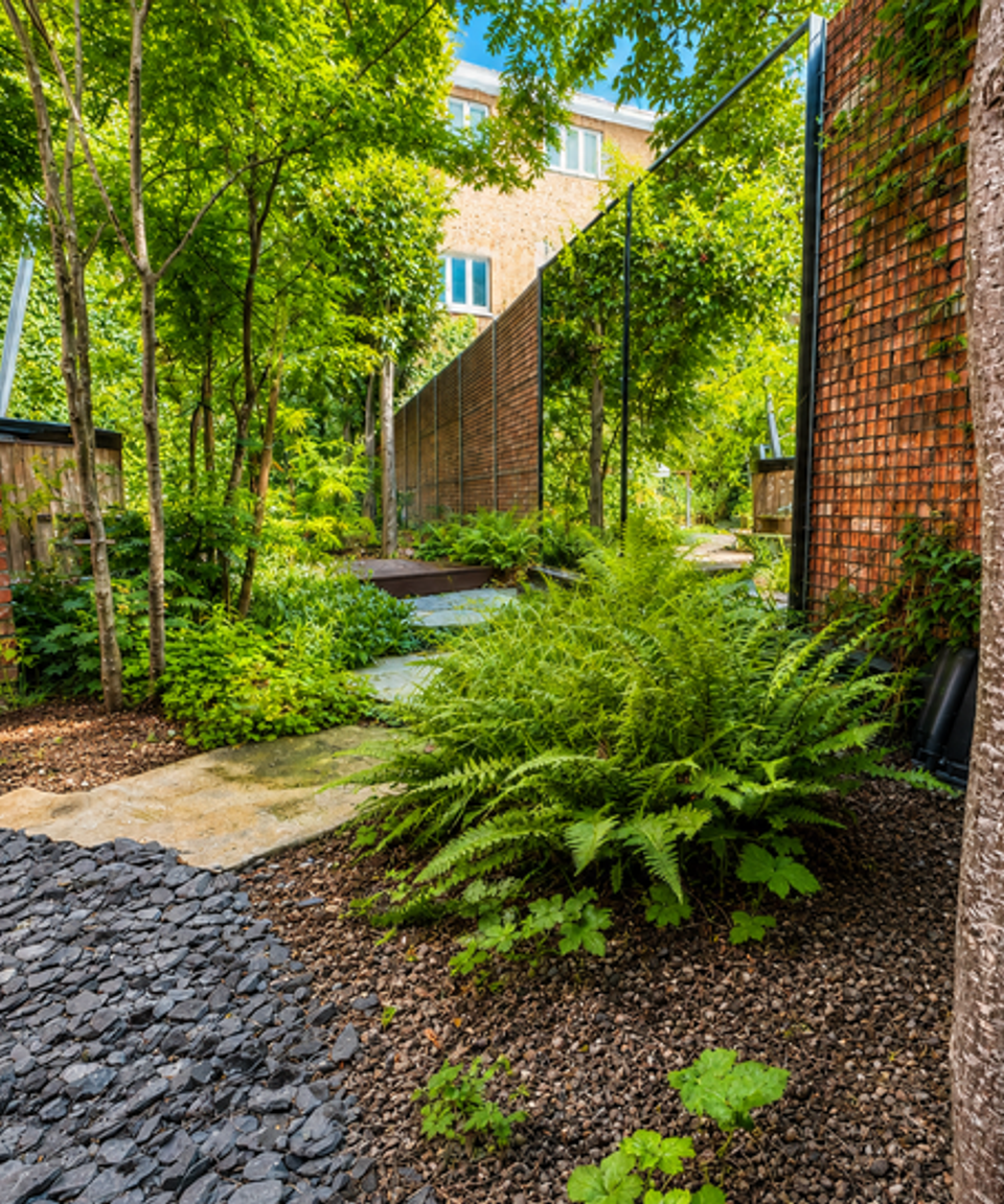 Terras en beplanting bij het tuinhuis
