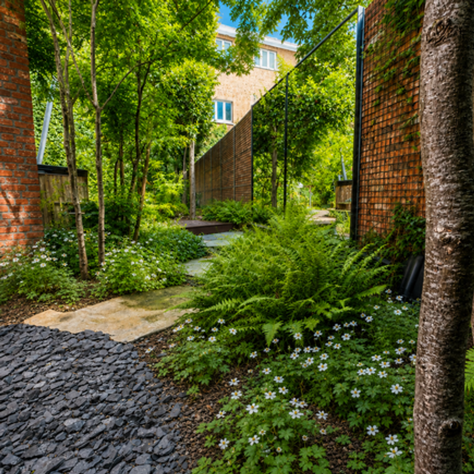 Strakke villatuin met natuurlijke beplanting in Lommel