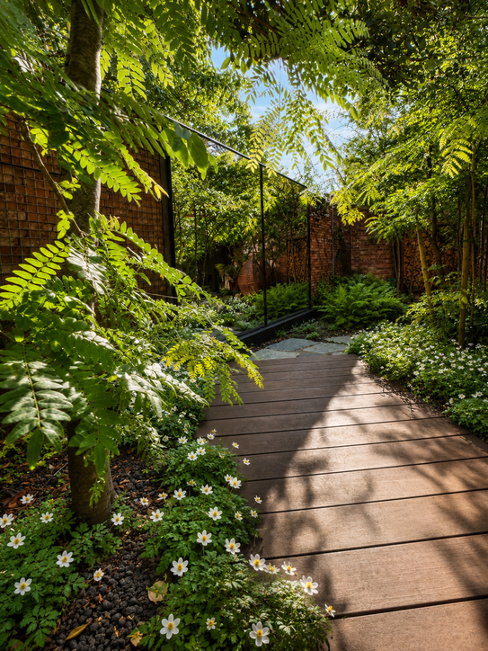Tuinhuis met loungeruimte tussen groen