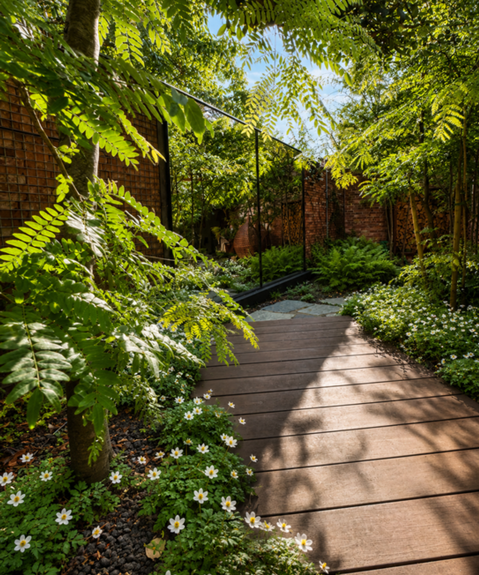 Tuinhuis met loungeruimte tussen groen