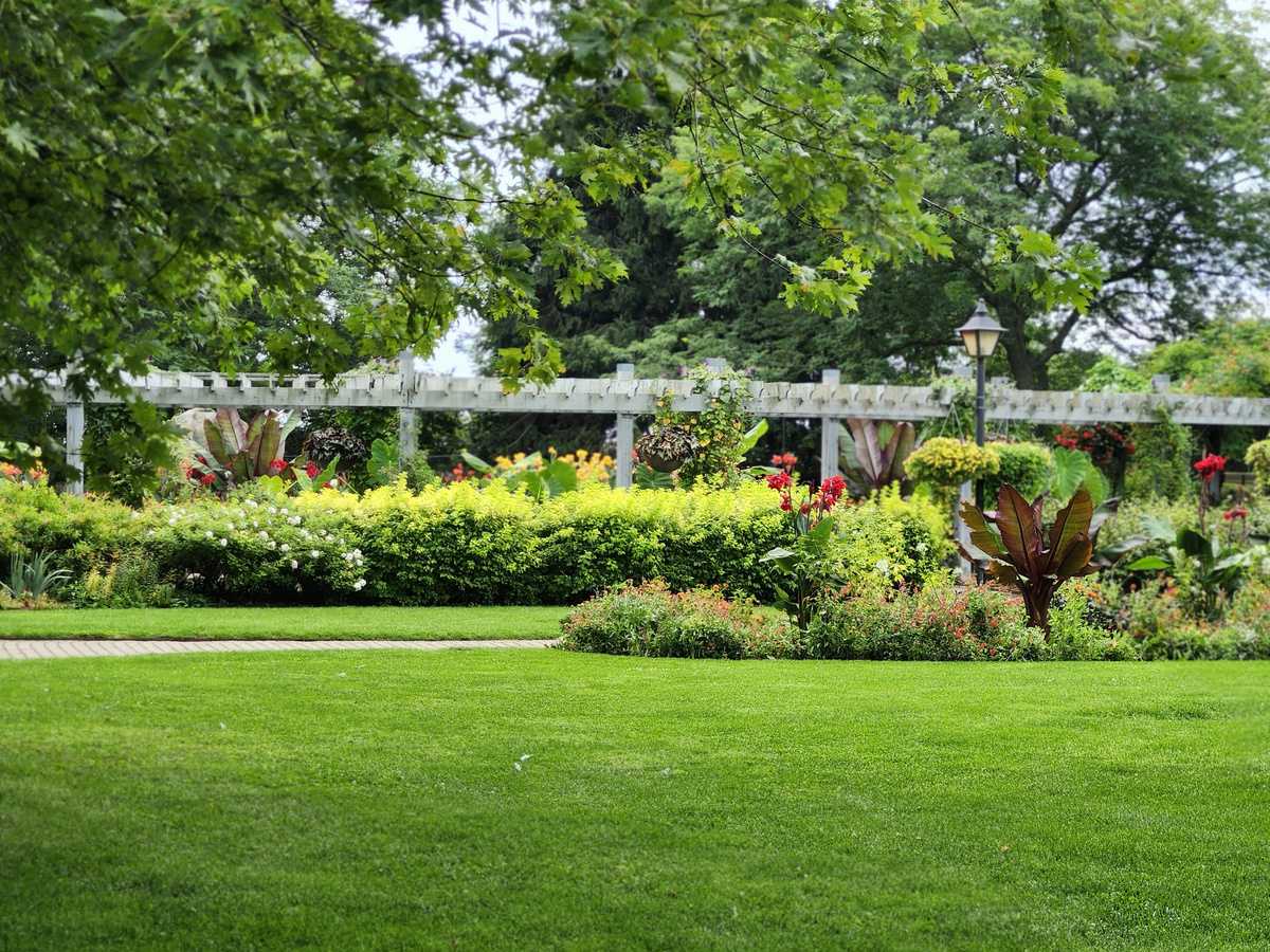 Landelijke tuin met vlonder en beplanting