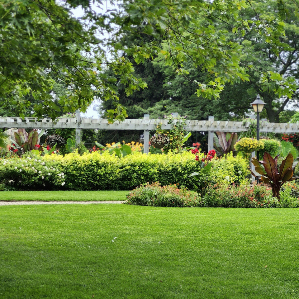 Strakke villatuin met pergola en gazon