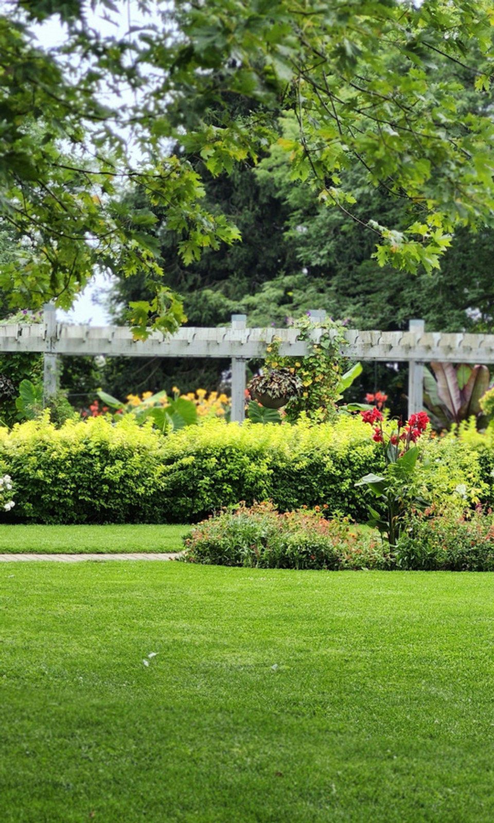 Landelijke tuin met vlonder en beplanting