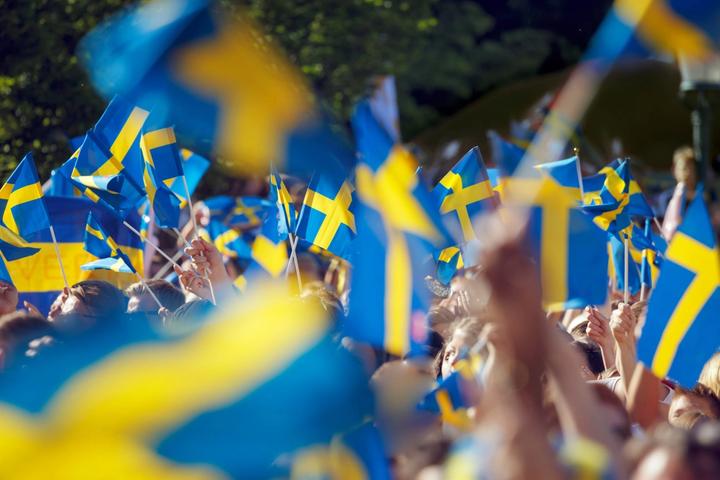 スウェーデンの国旗を振っている様子