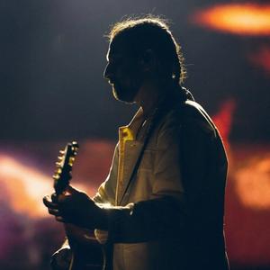 Noah Kahan silhouette