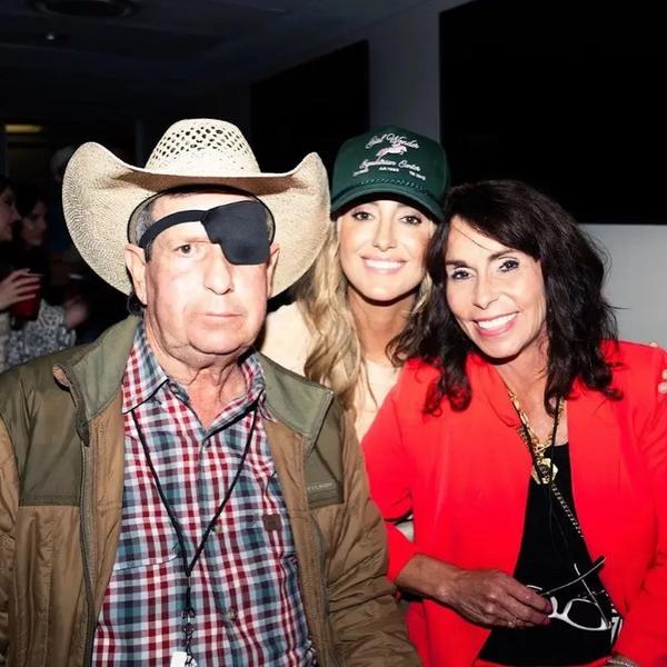 Artist - Lainey Wilson, Mom and Dad 1