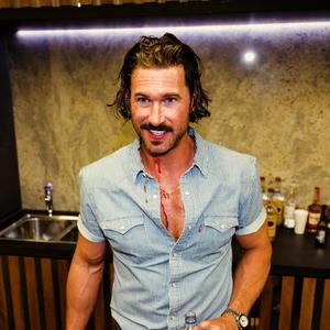 Riley Green with blood on his neck