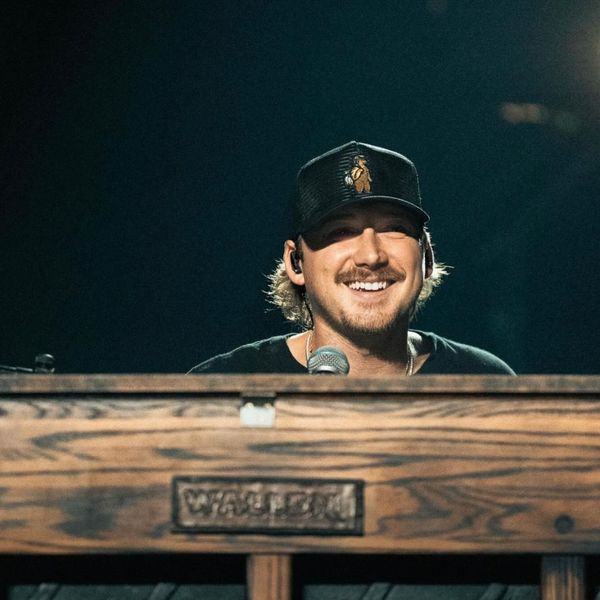 Morgan Wallen playing piano on-stage