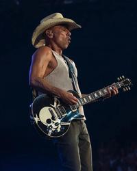 Kenny Chesney performing live