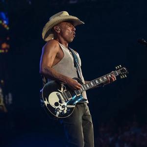 Kenny Chesney performing live