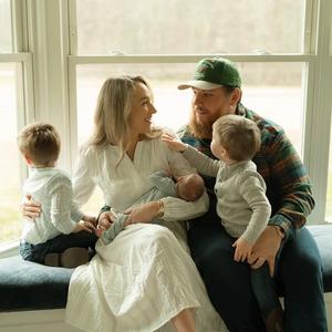 Artist - Luke Combs, Nicole & Family 1