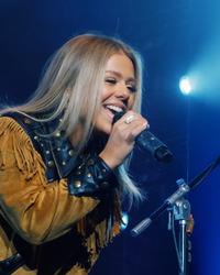 Anne Wilson performing live on tour in 2026