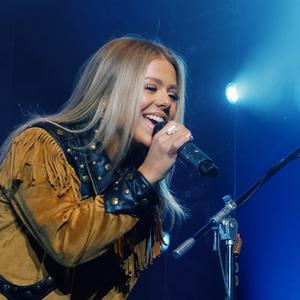 Anne Wilson performing live on tour in 2026