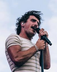 Benson Boone performing at NOS Alive 2025
