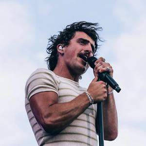 Benson Boone performing at NOS Alive 2025